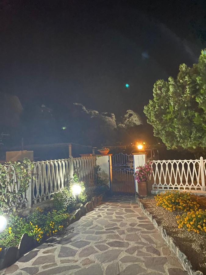 B&B A Due Passi Dal Mare Baja Sardinia Zewnętrze zdjęcie