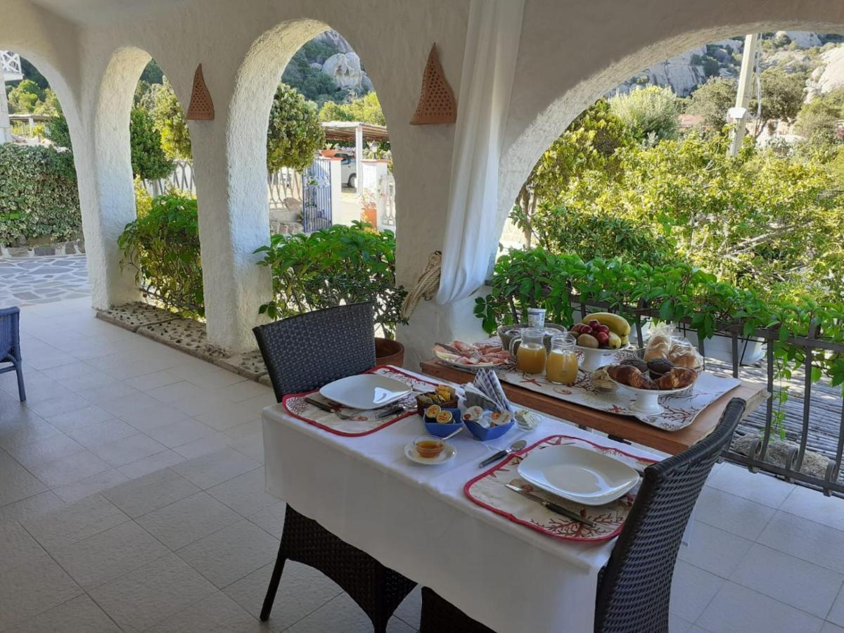 B&B A Due Passi Dal Mare Baja Sardinia Zewnętrze zdjęcie